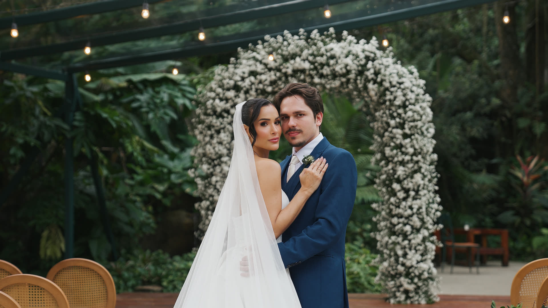 Casal no altar com o LUT da R.A Filmes